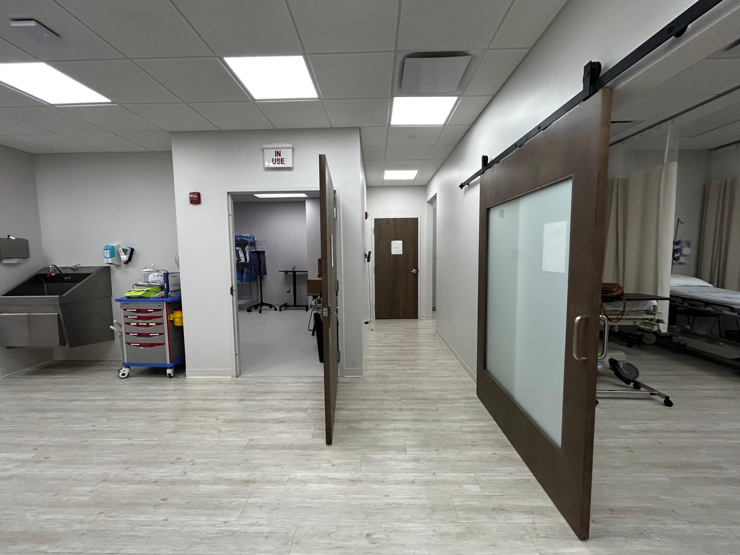 Clean healthcare center floors and treatment areas in Broward County